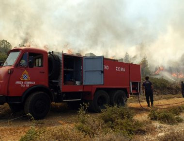 Ηράκλειο: Φωτιά σε σταθμευμένο αυτοκίνητο (φωτό)